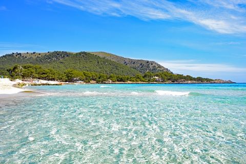 Strand vid Medelhavet