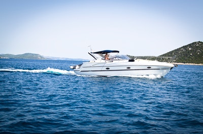 Vit motorbåt på havet